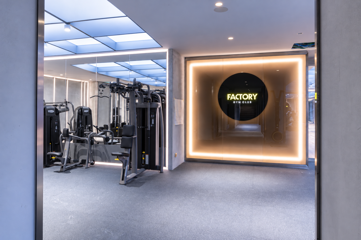 Ingresso moderno della Factory Gym Club