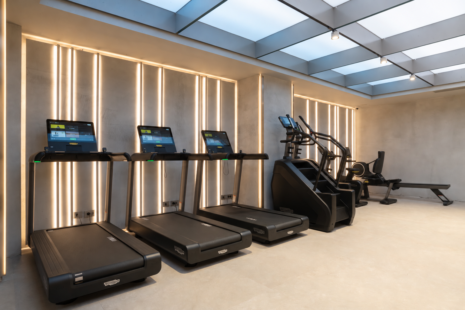 Palestra di lusso con luci LED verticali