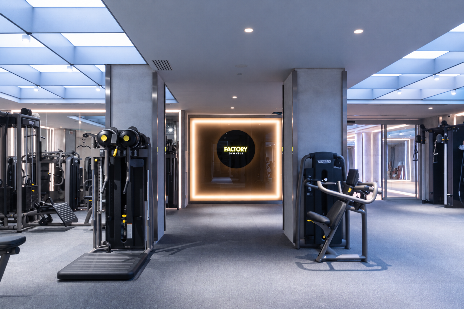 Palestra moderna con insegna FACTORY GYM CLUB (1)